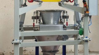 Die Big-Bag-Station dient zur Entleerung der unterschiedlichen Big-Bag-Typen und ist über einen Produktvorlagebehälter mit einer Saugförderanlage verbunden. (Bild: J. Engelsmann)