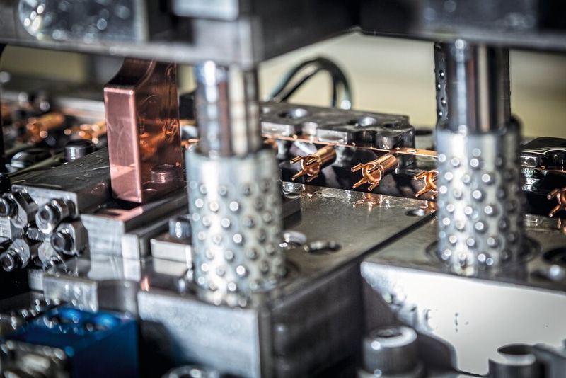Basis für Stanz- und Umformteile – wie die hier zu sehenden Außenleiter für Sensorikelemente aus Kupfer – sind komplexe Folgeverbundwerkzeuge. Sie werden mit Biege- und Prägegesenken bestückt, die auf der Kern Micro HD gefertigt wurden. (Bild:  Quittenbaum GmbH)