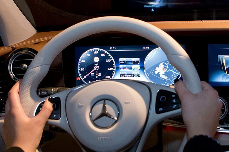 In den Speichen des Multifunktionslenkrads sind sogenannte Touch-Control-Buttons integriert. Sie sind berührungssensitiv und reagieren exakt auf horizontale und vertikale Wischbewegungen eines Fingers. (Foto: Daimler)