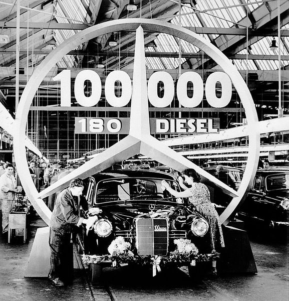 Vom Vorreiter zum Massenphänomen: Mit dem 1954 eingeführten Mercedes 180 D in moderner Pontonform findet der Diesel auch bei Privatkunden viele Fans. Der 1,8 Liter-Dieselmotor mit 40 PS (29 kW) bringt es auf eine Leistung von 43 PS (32 kW). (Bild: Hersteller)
