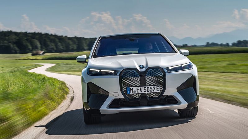 Der BMW iX nimmt es mit bis zu 2,5 Tonnen auf. Der BMW iX nimmt es mit bis zu 2,5 Tonnen auf.