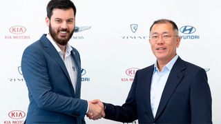 Mate Rimac, Gründer und CEO von Rimac Automobili (l.), und Euisun Chung, Executive Vice Chairman der Hyundai Motor Group, besiegeln den Vertrag. (Hyundai)