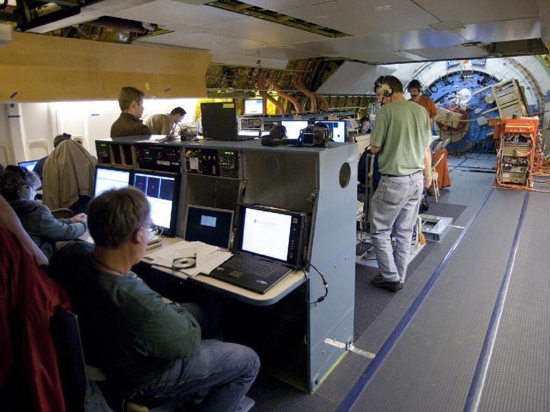 Ein Blick auf die Wissenschaftler-Arbeitsplätze im Rumpf der 747SP (NASA)