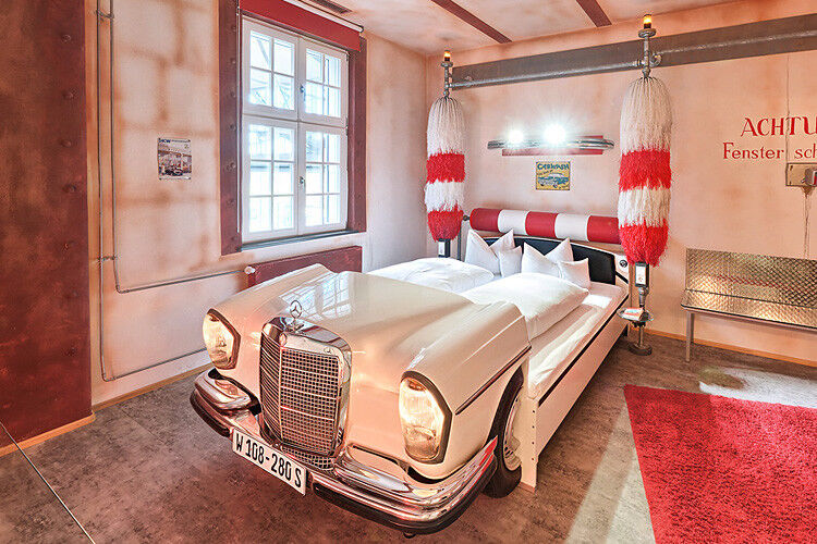 Und im Waschstraßen-Zimmer nächtigt man im Rumpf eines Mercedes 280, ... (Foto: V8 Hotel/Frank Hoppe)
