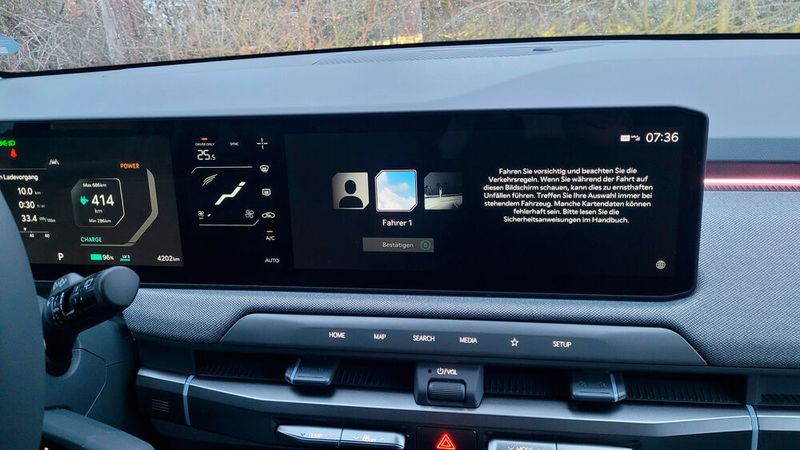 3. Die Bedienung: Kia setzt auf Knöpfe. Die sind aber aufs Nötige reduziert und so schlau untergebracht, dass die Mittelkonsole trotzdem sehr aufgeräumt aussieht.  (Bild: Wehner - VCG)