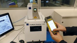 Der Softwareanbieter BCT Deutschland zeigt mit einem Demonstrator, wie aus physischen Objekten mittels IoT und OMS virtuell nutzbare Informationsquellen werden. Über am Objekt angebrachte Barcodes werden die im OMS hinterlegten Informationen mithilfe eines mobilen Scanners ausgelesen. (BCT Deutschland)