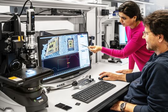 Mit kunststoffbasierten, mechatronisch integrierten Bauteilen – den sogenannten MIDs – schafft das Fraunhofer IEM im Projekt eine nachhaltige Alternative zu herkömmlicher Elektronik. (Bild:  Fraunhofer IEM / Janosch Gruschczyk)