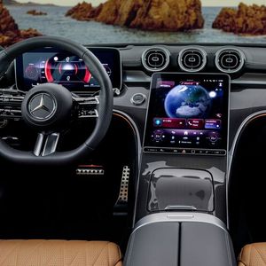 Große Displays, nobles Ambiente – innen präsentiert sich der CLE ganz nach Art des Fabrikates.(Bild:  Mercedes-Benz)