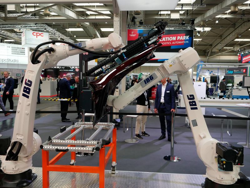 IBG demonstrierte auf der Messe, wie zwei Industrieroboter in der Fertigung miteinander interagieren können.  (Bild: Sandro Kipar/VCG)
