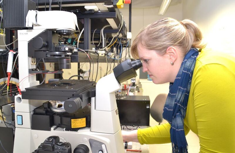 Sabrina Jahns kontrolliert die Oberfläche des Sensors im Institut für Elektrotechnik und und Informationstechnik. (Foto/Copyright: Denis Schimmelpfennig, CAU)