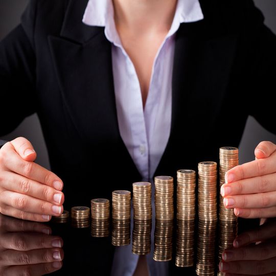 Laut einer VDI-Gehaltsstudie verdienen Ingenieure in der Chemie- und Pharmaindustrie bei fast allen Positionen im Branchenvergleich am besten.(Bild:  Apops/Fotolia.com)