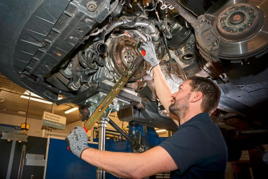 Mit einem Spezialwerkzeug kann der Monteur bei einer Kupplungsreparatur das Zweimassenschwungrad prüfen. (Bild:  www.augustin-fotografie.de)