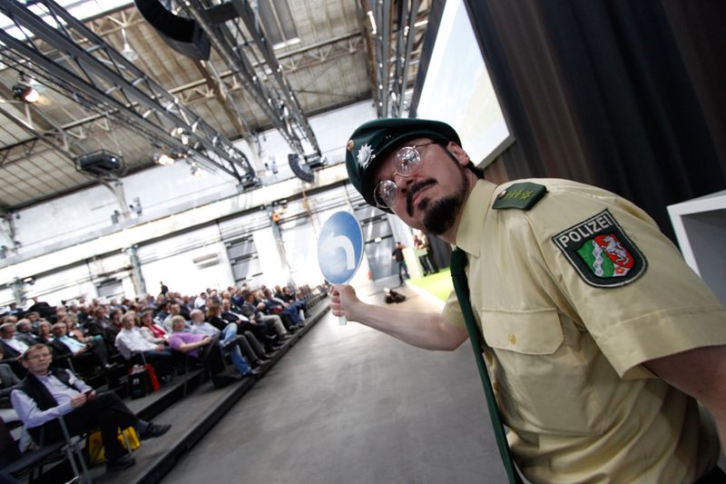 Ein Aktionsküstler in Polizeiuniform leitete die Besucher in den Keynote-Raum. (Archiv: Vogel Business Media)