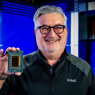 Kevork Kechichian, Executive Vice President für die Data Center Group bei Intel, präsentiert auf der Computex den Xeon 6+ mit bis zu 288 E-Cores. (Bild: Intel Corporation)