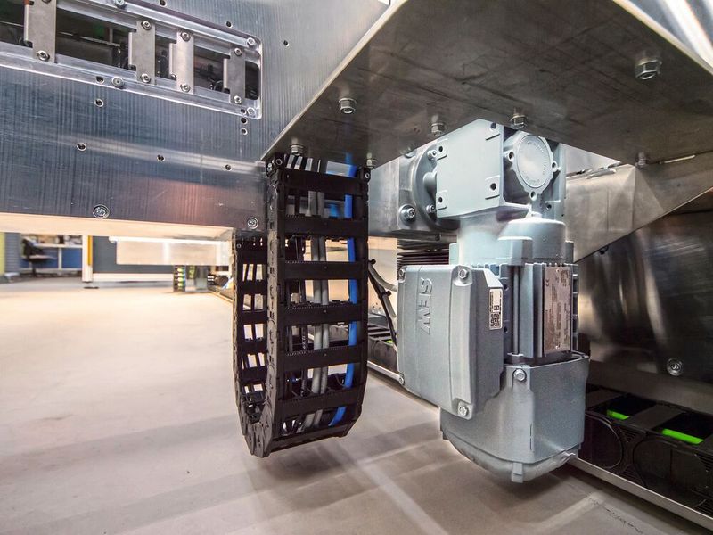 Auf jeder Anlagenseite sorgen zwei Asynchronmotoren der Baureihe DRN von SEW-Eurodrive mit Spiroplan-Winkelgetrieben für die Drehbewegung des Isolators.  (Bild: SEW-Eurodrive)