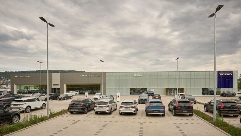 Das Autohaus Geisser hat in Leimen ein nachhaltiges Volvo- und JLR-Autohaus eröffnet.(Bild:  Michael Bode)