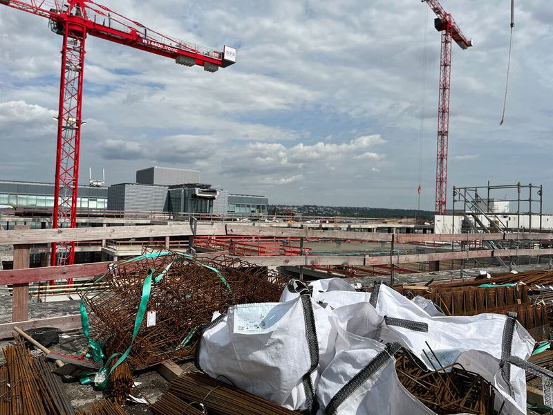 Die Rechenzentrumsgebäude um das ehemalige Neckermann-Bauwerk herum, sollen Hyperscaler ansprechen. Diese nehmen ganze IT-Hallen oder auch ein ganzes Gebäude zur Miete.  (Bild: Ostler/Vogel IT-Medien GmbH)