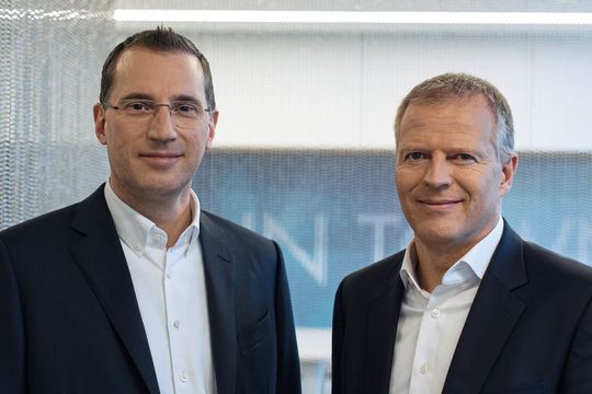Wo geht es für die Hahn-Gruppe in den nächsten zehn Jahren hin? Steffen Hahn (li.) und Frank Brecht, die Vorsitzenden der Geschäftsführung, haben der Belegschaft jüngst die „Strategie 2028“ für das Unternehmen vorgestellt.(Bild:  Hahn-Gruppe)