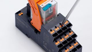 Erweiterung der Cubeseries: Mit  Schraubendrehern mit einer Breite von bis zu 5,5 mm lassen sich die Push-In-Anschlüsse bedienen (Bild: Weidmüller Interface)