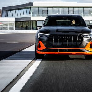 Der hochbeinige Prototyp ist klar als das Elektro-SUV Audi E-Tron zu erkennen, als die Sportback-Variante mit dem schrägen Heck.(Bild:  Audi)