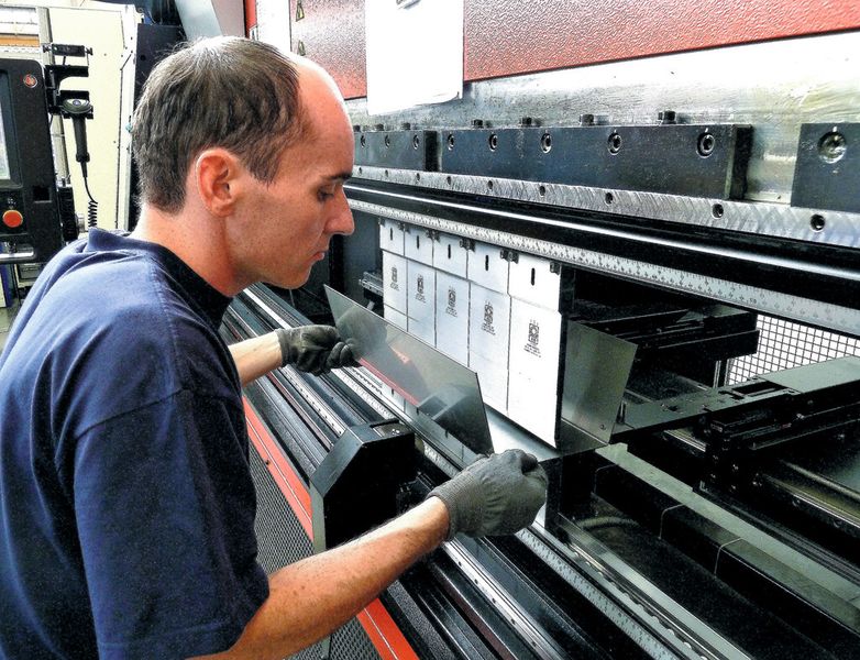 Flexibler kann man nicht biegen als mit der Amada HD 1003 NT. Vom Einzelstück bis zur Kleinserie wird in permanentem Wechsel spielend leicht gekantet. (Bild: Kuhn)