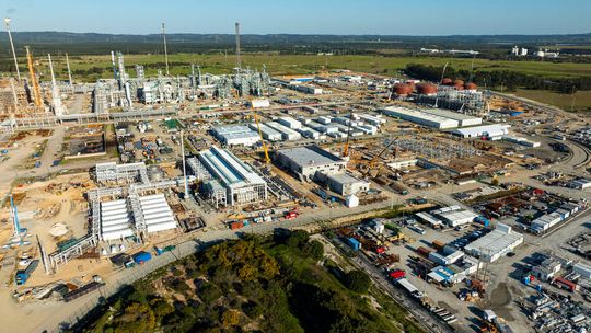 Siemens wird die 100-MW-Wasserstoffanlage in Sines, Portugal, digitalisieren.(Bild:  Siemens)