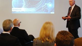 Gastredner Prof. Dr.-Ing. Willibald A. Günthner, Leiter des Lehrstuhls für Fördertechnik Materialfluss Logistik der TU München, blickte in die Zukunft. (Bild: Gebhardt)