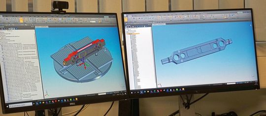 Camworks, integriert in Solid Edge, wird bei EWD auf zwei Großbildschirmen betrieben. Im Bild: die Konstruktion eines Ersatzteils für eine ältere Maschine.(Bild:  Karl Obermann)