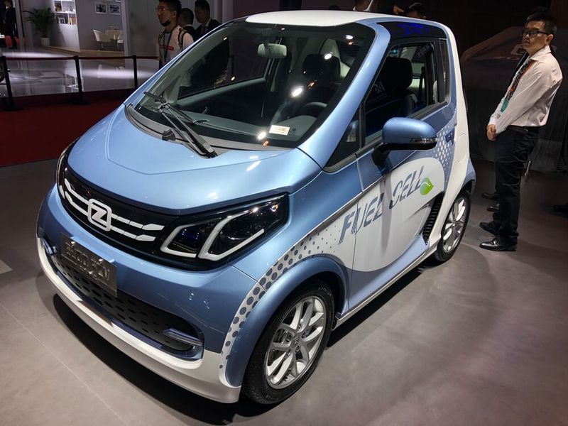 Zotye E200: So klein und schon eine Brennstoffzelle an Bord, die Wasserstoff konsumiert. Die Brennstoffzelle hält einen 60 kW/82 PS-E-Motor bei Laune. Mit einer Wasserstoff-Tankfüllung soll der E200 gut 450 Kilometer weit kommen. Spitze: 120 km/h.  (SP-X/Peter Maahn)