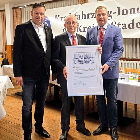 Stabwechsel bei der Kfz-Innung Stade: (v.li.) Obermeister Ulrich Tietjen, Ehrenobermeister Gerhard Wiebusch und Hans Hermann Vollmers, stellvertretender Obermeister.(Bild:  Zietz)