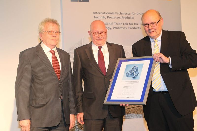 3. Preis für Trimet Aluminium -  links: Horst Zirpins, stellvertretender Gießereileiter bei Trimet Harzgerode, mitte: Günter Bade, technischer Leiter bei Trimet in Harzgerode  (Bild: Nürnberg Messe)