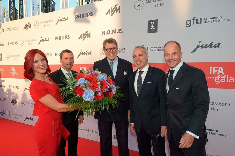 Miss IFA; Jens Heithecker, Executive Director, IFA; Dr. Reinhard Zinkann, Vorsitzender des ZVEI; Hans-Joachim Kamp, Vorsitzender des Aufsichtsrats der GfU; Dr. Christian Göke, Vorsitzender der Geschäftsführung, Messe Berlin GmbH (v.l.n.r.) (Messe Berlin)