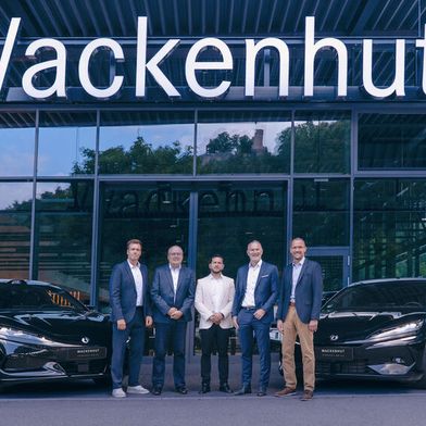 Lennart Sieck (v.li.), Brand Manager BYD & Denza Wackenhut, Markus Pross, Chief Financial Officer Wackenhut, Timo Klaissle, Network Manager Denza, Klaus Hartmann, Regional Sales Director Denza, und Rainer Leenen, Vertriebsleiter Pkw Wackenhut.  (Bild: Denza)