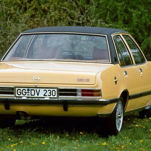 Ein zeitgenössisches Extra war das in den USA beliebte Vinyldach, dass es auch für den GS bzw. GS/E-Signet gab. Ebenso natürlich Alufelgen, gerne von Ronal.(Bild:  Opel)