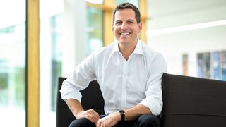 Nikolai Zaepernick ist seit 15 Jahren bei der EOS GmbH beschäftigt und seit 2021 Mitglied der Geschäftsführung. Zu seinen Schwerpunkten als Chief Sales Officer gehören unter anderem Vertrieb, Service und Applikationsengineering. Zuvor war er unter anderem knapp knapp zwölf Jahre für Siemens in der Automatisierungssparte tätig. (Bild: Tobias Hase)