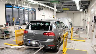 Der Automobilclub hat unterschiedliche Kraftstoffe in fünf Fahrzeugmodellen auf dem Prüfstand untersucht. (Bild: ADAC/Test und Technik)