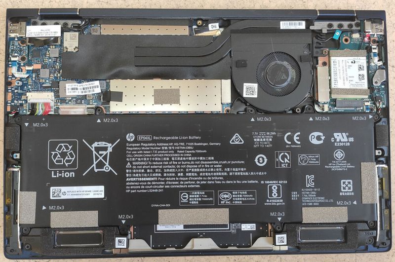 Nach dem Lösen einiger Torx-Schrauben lässt sich die Unterschale des Dragonfly-Gehäuses abnehmen und der Zugang zu Komponenten wie dem Akku oder der SSD ist einfach möglich. Die Intel-M.2-SSD mit zusätzlichem Optane-Speicher sitzt über dem Akku unter einem Abschirmblech. Unter dem Akku sind zwei der vier Lautsprecher zu sehen.  (Vogel IT-Medien)