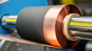 Varta stellt bislang überwiegend kleine Lithium-Ionen-Knopfzellen für kabellose Kopfhörer sowie Haushaltsbatterien her. (Bild: EAS Batteries)