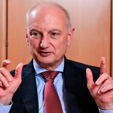 Macht schnell! Nikolas Stihl, der Aufsichtsratschef von Stihl, ist der Meinung, dass die 35-Stunden-Woche so schnell wie möglich ad acta gelegt werden sollte, um den personellen Aderlass in der Industrie zu beenden ... (Bild: B. Weißbrod / dpa)