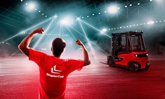 Aus dem Staplercup, der Deutschen Meisterschaft für die geschicktesten Lenkerinnen und Lenker von Gabelstaplern, wird 2024 die Weltmeisterschaft im Staplerfahren: die Forklift World Championship.(Bild:  Staplercup)