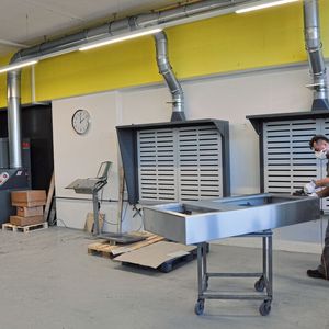 Feiner Staub schwebt bis zu 500 Stunden in der Luft. Der Staub aus dem manuellen Schleifprozess wird über einzeln zuschaltbare Absaugwände abgesaugt.