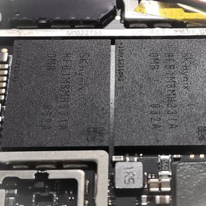 Für die Rettung von Daten auf verlöteten SSDs, wie denen in älteren Microsoft-Surface-Tablets, hat CBL eigene Verfahren entwickelt.(Bild:  CBL Datenrettung)