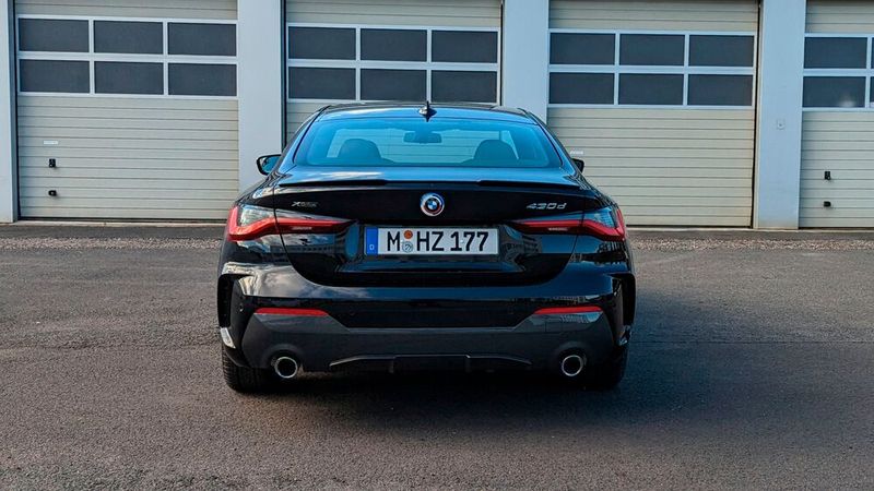 Der 430d mit Sechszylinder-Turbodiesel steht noch selbstbewusst zu seinem Motorprinzip und zeigt dies mit zwei mächtigen Auspuffendrohren.  (Bild: Rosenow – »kfz-betrieb«)