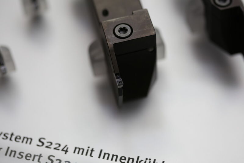 Horn auf der AMB 2014: Detailbild, der  Wendeschneidplatte S224 mitInnenkühlung. (Bild: Böhm)