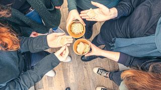 Das Team von Edggy präsentiert ihr Ergebnis: eine essbare Folie, mit der sich die trockenen Zutaten von Ramen oder anderen Fertiggerichten verpacken lassen. (Bild: Universität Hohenheim / Oliver Reuther)