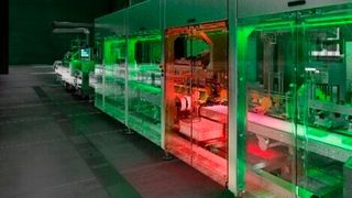 Seamless Operation:  
Ein Beispiel für nahtlose Prozesse ist Guide-by-Light. So behält das Bedienpersonal auch auf Distanz jederzeit den Überblick über den Status aller Anlagen.  (Bild: Syntegon)