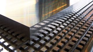 Für die Oberflächenbearbeitung der Aluminiumplatten bei Alimex braucht man eine zuverlässige Haltetechnik. Dabei helfen die Vakuumpumpen von Busch. (Alimex)