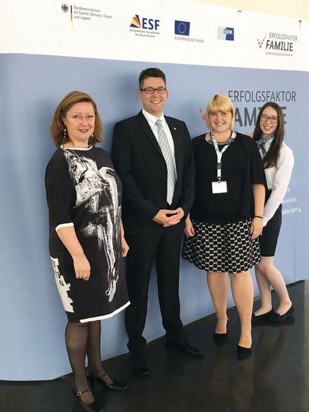 Bei der Auszeichnung in Berlin von links: Martina Arnold, Auditorin von berufundfamilie Service, Alexander Werdich, Geschäftsführer Service, Margit Werdich-Munk, Personalreferentin, und Franziska Munk, Junior-Controllerin. (Günzburger Steigtechnik)