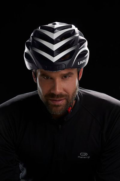 Der Smart-Fahrradhelm bringt Sie sicher durch den Osterverkehr: Rücklicht, Blinker, Warnlicht und SOS-Funktion sind an Bord. Hinzu kommen eine integrierte Freisprecheinrichtung und eine Bluetooth-Fernbedienung. Kostenpunkt: 159 Euro  (Pro-Idee GmbH & Co KG)
