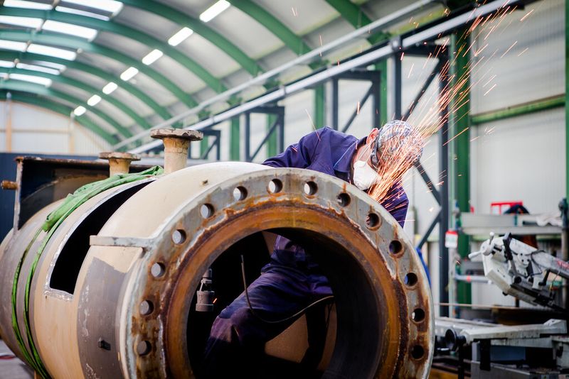 In einer auf dem Gelände errichteten provisorischen Halle aus Kunststoff und Zeltbahnen kreischen die Schleifmaschinen (Bilfinger)